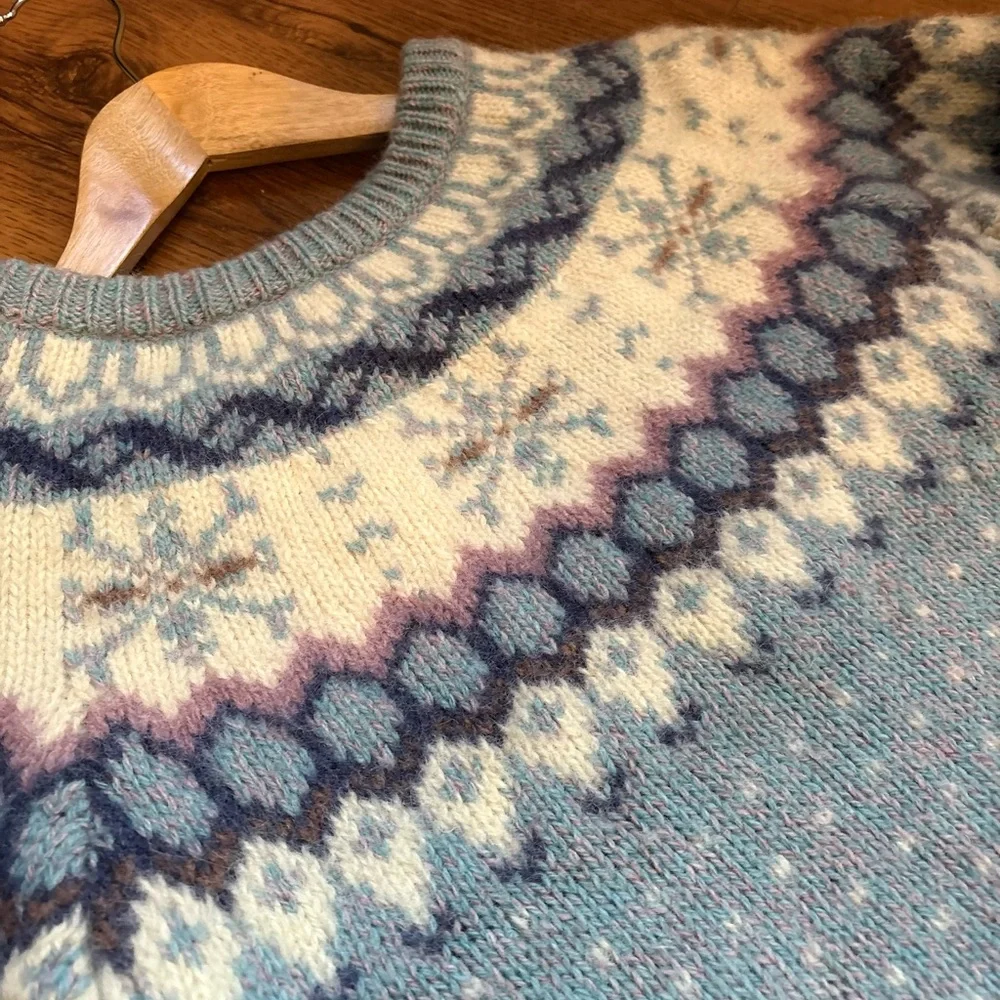 Vintage Woolrich Women's Wool Fair Isle Snow Flake Sweater. Size Medium - Picture 4 of 7